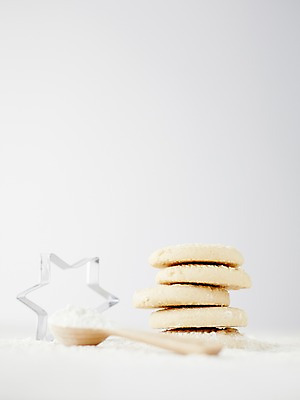 포토 JPG 스튜디오촬영 음식 재료 디저트 실내 근접촬영 사람없음 쌓기 쿠키 과자 숟가락 달콤 티스푼 가루 밀가루 쿠키틀 국내포토 뷰포인트 모션 수저 내부 맛 제빵도구 파일형식