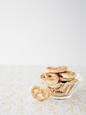 포토 JPG 스튜디오촬영 그릇 식기 음식 탁자 디저트 실내 근접촬영 사람없음 아웃포커스 과자 달콤 담기 파이 국내포토 빵 뷰포인트 가구 모션 촬영기법 내부 맛 파일형식