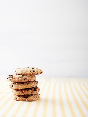 포토 JPG 스튜디오촬영 음식 탁자 디저트 실내 근접촬영 사람없음 아웃포커스 쌓기 쿠키 과자 달콤 초코칩 국내포토 뷰포인트 가구 모션 촬영기법 내부 초콜릿 맛 파일형식