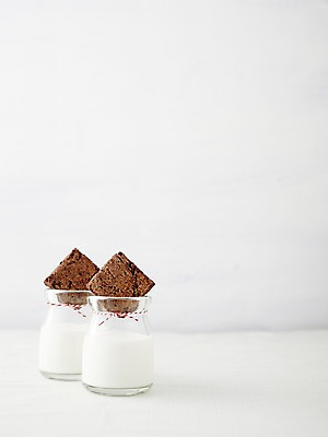 포토 JPG 스튜디오촬영 음료 음식 빵 디저트 실내 근접촬영 사람없음 과자 우유 달콤 우유병 병 브라우니 국내포토 식기 뷰포인트 병_용기 유제품 내부 맛 파일형식