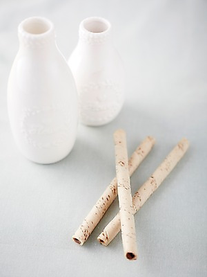 포토 JPG 스튜디오촬영 음료 음식 디저트 실내 근접촬영 사람없음 아웃포커스 과자 우유 달콤 우유병 병 막대과자 국내포토 식기 뷰포인트 병_용기 유제품 촬영기법 내부 맛 파일형식