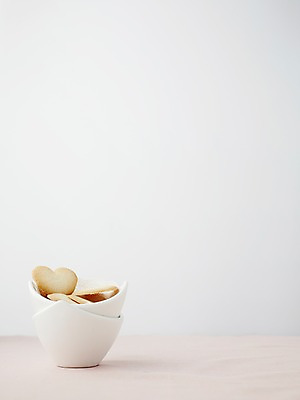 포토 JPG 스튜디오촬영 모양 그릇 식기 음식 탁자 디저트 실내 근접촬영 사람없음 쿠키 과자 하트 달콤 담기 국내포토 뷰포인트 가구 모션 내부 맛 파일형식