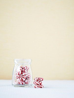 포토 JPG 스튜디오촬영 음식 탁자 디저트 실내 통 사탕 근접촬영 사람없음 쌓기 과자 달콤 담기 국내포토 뷰포인트 가구 모션 내부 맛 파일형식