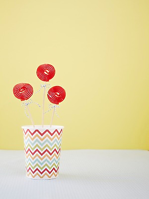 포토 JPG 스튜디오촬영 음식 탁자 디저트 실내 막대사탕 사탕 근접촬영 사람없음 컵 과자 막대기 달콤 국내포토 식기 뷰포인트 가구 내부 맛 파일형식