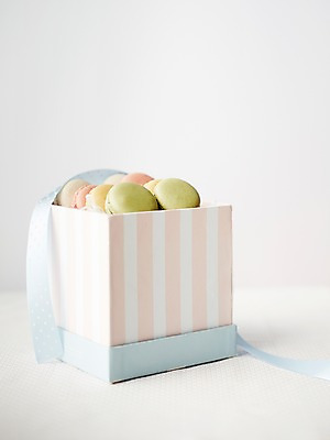 포토 JPG 스튜디오촬영 리본 음식 빵 탁자 디저트 실내 근접촬영 사람없음 아웃포커스 상자 과자 끈 달콤 담기 마카롱 국내포토 뷰포인트 가구 모션 촬영기법 내부 맛 파일형식