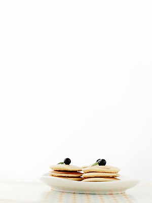 포토 JPG 스튜디오촬영 그릇 식기 접시 빵 탁자 디저트 실내 근접촬영 사람없음 아웃포커스 과자 케이크 달콤 담기 블루베리 팬케이크 국내포토 음식 뷰포인트 가구 과일 모션 촬영기법 내부 맛 파일형식