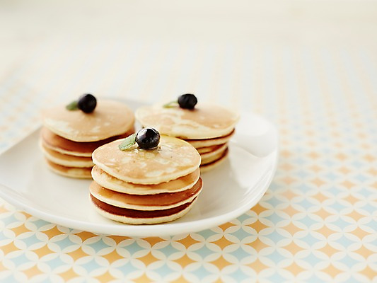 포토 JPG 스튜디오촬영 그릇 식기 접시 빵 탁자 디저트 실내 근접촬영 사람없음 아웃포커스 과자 케이크 달콤 담기 블루베리 팬케이크 국내포토 음식 뷰포인트 가구 과일 모션 촬영기법 내부 맛 파일형식