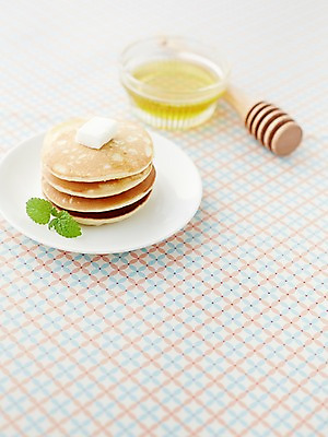 포토 JPG 스튜디오촬영 그릇 식기 접시 음식 빵 탁자 디저트 실내 근접촬영 사람없음 아웃포커스 과자 케이크 달콤 담기 꿀 팬케이크 국내포토 뷰포인트 가구 모션 촬영기법 내부 맛 파일형식