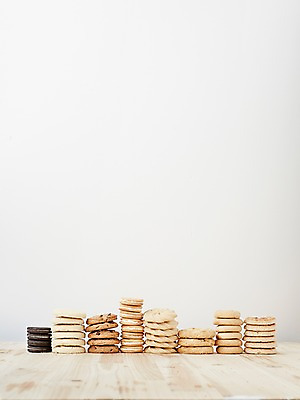 포토 JPG 스튜디오촬영 음식 탁자 디저트 실내 종류 근접촬영 사람없음 쌓기 쿠키 과자 달콤 파이 샌드 초코칩 국내포토 빵 뷰포인트 가구 모션 내부 초콜릿 맛 파일형식