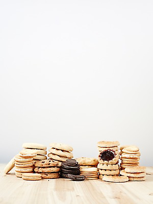 포토 JPG 스튜디오촬영 음식 탁자 디저트 실내 종류 근접촬영 사람없음 쌓기 쿠키 과자 달콤 파이 샌드 초코칩 국내포토 빵 뷰포인트 가구 모션 내부 초콜릿 맛 파일형식