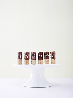 포토 JPG 스튜디오촬영 모양 그릇 식기 접시 음식 디저트 실내 종류 근접촬영 사람없음 과자 초콜릿 달콤 얼굴모양 국내포토 얼굴 뷰포인트 내부 맛 파일형식