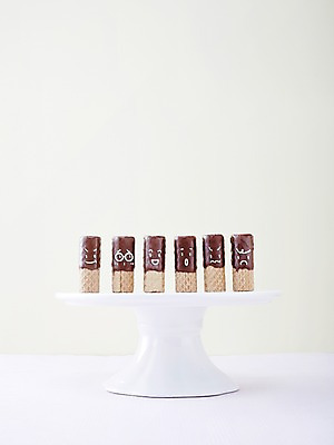 포토 JPG 스튜디오촬영 모양 그릇 식기 접시 음식 디저트 실내 종류 근접촬영 사람없음 과자 초콜릿 달콤 얼굴모양 국내포토 얼굴 뷰포인트 내부 맛 파일형식