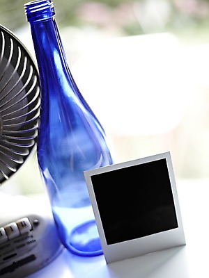 포토 JPG 스튜디오촬영 생활용품 백그라운드 프레임 실내 틀 근접촬영 사람없음 아웃포커스 공백 선풍기 병 필름 오브젝트 폴라로이드 폴라로이드사진 사진필름 국내포토 식기 뷰포인트 촬영기법 내부 카메라 가전제품 파일형식