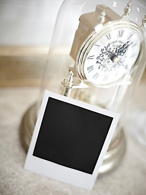 포토 JPG 스튜디오촬영 시계 생활용품 백그라운드 프레임 실내 틀 근접촬영 사람없음 아웃포커스 공백 필름 오브젝트 탁상시계 폴라로이드 폴라로이드사진 사진필름 국내포토 뷰포인트 촬영기법 내부 카메라 파일형식