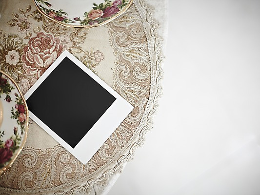 포토 JPG 스튜디오촬영 생활용품 백그라운드 탁자 프레임 실내 틀 근접촬영 사람없음 공백 식탁보 필름 컵받침 오브젝트 폴라로이드 폴라로이드사진 사진필름 국내포토 뷰포인트 가구 내부 카메라 받침대 파일형식