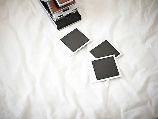 포토 JPG 스튜디오촬영 생활용품 백그라운드 프레임 실내 틀 사람없음 카메라 공백 이불 침대 필름 오브젝트 폴라로이드 폴라로이드사진 사진필름 국내포토 가구 침구 내부 전자제품 파일형식