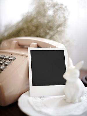 포토 JPG 스튜디오촬영 접시 생활용품 백그라운드 프레임 실내 틀 근접촬영 사람없음 아웃포커스 장식 공백 전화기 필름 오브젝트 폴라로이드 폴라로이드사진 통화 사진필름 국내포토 식기 뷰포인트 모션 촬영기법 내부 카메라 파일형식