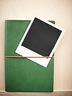 포토 JPG 스튜디오촬영 줄 생활용품 백그라운드 탁자 프레임 실내 틀 근접촬영 사람없음 책 공백 필름 오브젝트 폴라로이드 폴라로이드사진 사진필름 국내포토 뷰포인트 가구 내부 카메라 파일형식