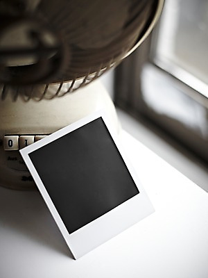 포토 JPG 스튜디오촬영 생활용품 백그라운드 창문 프레임 실내 틀 근접촬영 사람없음 아웃포커스 공백 선풍기 필름 오브젝트 폴라로이드 폴라로이드사진 사진필름 국내포토 뷰포인트 촬영기법 내부 카메라 가전제품 파일형식