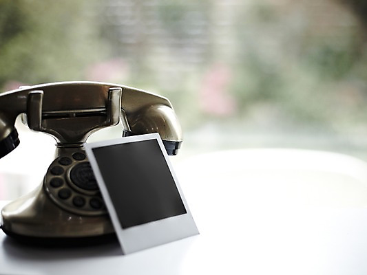 포토 JPG 스튜디오촬영 생활용품 백그라운드 탁자 프레임 실내 틀 근접촬영 사람없음 아웃포커스 공백 전화기 필름 오브젝트 폴라로이드 폴라로이드사진 사진필름 국내포토 뷰포인트 가구 촬영기법 내부 카메라 파일형식