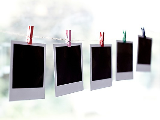 포토 JPG 스튜디오촬영 줄 생활용품 백그라운드 창문 프레임 실내 집게 틀 근접촬영 사람없음 아웃포커스 공백 필름 오브젝트 폴라로이드 폴라로이드사진 사진필름 국내포토 뷰포인트 촬영기법 내부 카메라 파일형식