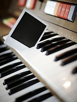 포토 JPG 스튜디오촬영 악기 생활용품 백그라운드 버튼 프레임 실내 틀 근접촬영 사람없음 아웃포커스 공백 건반 피아노 건반악기 오르간 필름 오브젝트 폴라로이드 폴라로이드사진 사진필름 전자피아노 국내포토 음악 뷰포인트 촬영기법 내부 카메라 파일형식