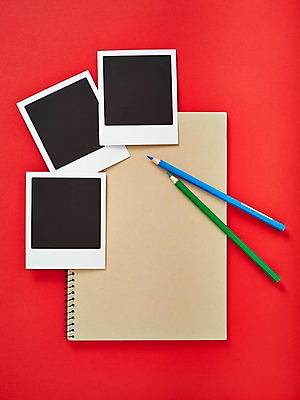 포토 JPG 스튜디오촬영 생활용품 백그라운드 색연필 프레임 실내 틀 근접촬영 사람없음 다이어리 공책 공백 필름 오브젝트 폴라로이드 폴라로이드사진 사진필름 국내포토 뷰포인트 문구용품 학용품 내부 카메라 사무용품 파일형식