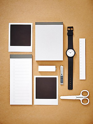 포토 JPG 스튜디오촬영 생활용품 백그라운드 학용품 프레임 가위 실내 자 틀 사람없음 다이어리 사무용품 공책 공백 필름 손목시계 오브젝트 폴라로이드 폴라로이드사진 사진필름 커터칼 국내포토 시계 장신구 문구용품 내부 카메라 파일형식