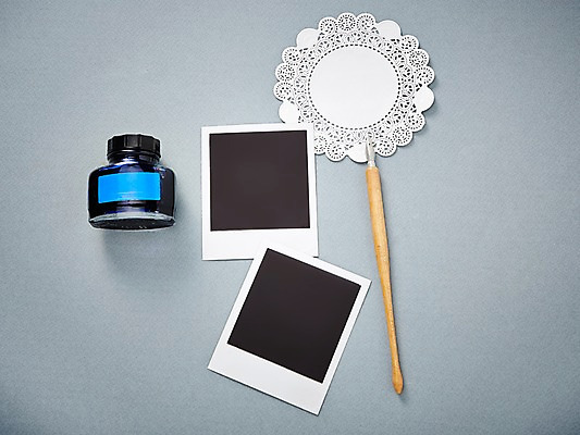 포토 JPG 스튜디오촬영 생활용품 백그라운드 잉크 프레임 실내 틀 사람없음 공백 필름 오브젝트 폴라로이드 펜촉 폴라로이드사진 사진필름 잉크통 국내포토 통 내부 펜 카메라 파일형식