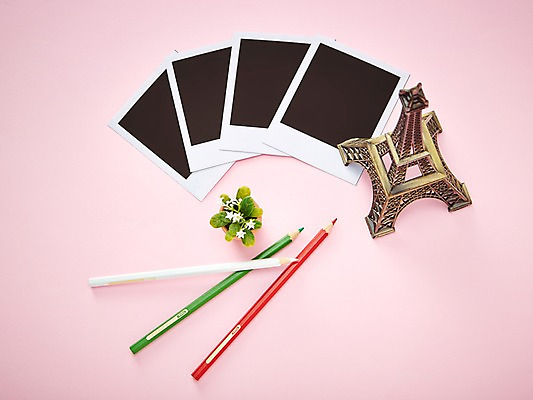 포토 JPG 스튜디오촬영 생활용품 백그라운드 색연필 프레임 실내 틀 사람없음 장식 필기구 탑 공백 에펠탑 필름 오브젝트 폴라로이드 폴라로이드사진 사진필름 국내포토 건축물 문구용품 학용품 내부 카메라 파리 랜드마크 파일형식