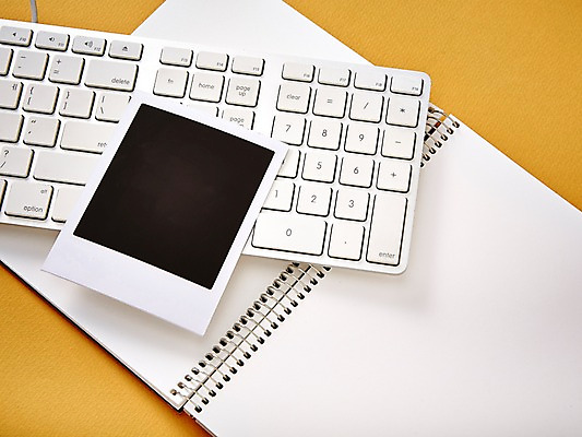 포토 JPG 스튜디오촬영 생활용품 백그라운드 프레임 실내 틀 사람없음 공책 공백 키보드 필름 오브젝트 폴라로이드 폴라로이드사진 사진필름 국내포토 문구용품 내부 카메라 파일형식