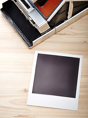 포토 JPG 스튜디오촬영 생활용품 백그라운드 탁자 프레임 실내 틀 사람없음 카메라 공백 필름 오브젝트 폴라로이드 폴라로이드사진 사진필름 국내포토 가구 내부 전자제품 파일형식