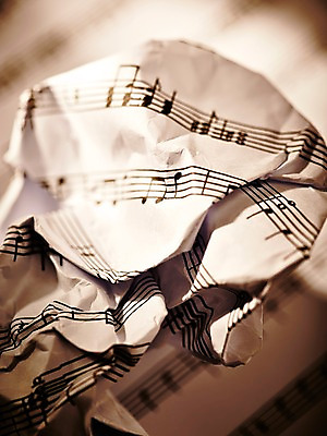 포토 JPG 스튜디오촬영 기호 종이 음악 백그라운드 음표 실내 근접촬영 사람없음 아웃포커스 오브젝트 오선지 구김 국내포토 문자 뷰포인트 모션 문화예술 촬영기법 내부 악보 오선 파일형식