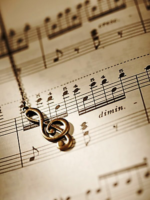 포토 JPG 스튜디오촬영 기호 종이 음악 백그라운드 음표 실내 근접촬영 사람없음 아웃포커스 장식 높은음자리표 오브젝트 오선지 국내포토 문자 뷰포인트 문화예술 촬영기법 내부 악보 오선 파일형식