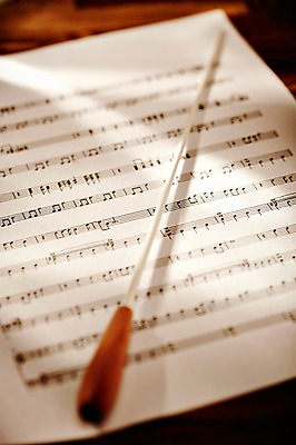 포토 JPG 스튜디오촬영 기호 종이 음악 백그라운드 음표 실내 근접촬영 사람없음 아웃포커스 막대기 오브젝트 오선지 지휘봉 봉 국내포토 문자 뷰포인트 문화예술 촬영기법 내부 악보 오선 파일형식