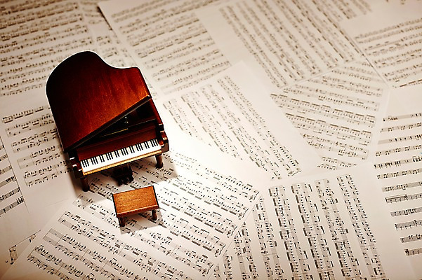 포토 JPG 스튜디오촬영 기호 종이 악기 음악 백그라운드 음표 실내 근접촬영 사람없음 아웃포커스 장난감 건반 피아노 오브젝트 오선지 그랜드피아노 국내포토 문자 뷰포인트 문화예술 촬영기법 내부 건반악기 악보 오선 파일형식