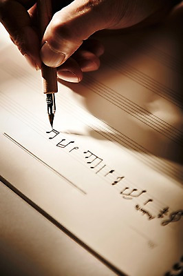 포토 JPG 스튜디오촬영 손 기호 음악 백그라운드 음표 한손 실내 한명 들기 근접촬영 아웃포커스 신체부위 필기구 펜 만년필 오브젝트 오선지 동이 국내포토 문자 1 뷰포인트 모션 문화예술 문구용품 촬영기법 사람 내부 악보 오선 파일형식