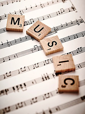 포토 JPG 스튜디오촬영 기호 알파벳 영어 종이 음악 백그라운드 음표 대문자 실내 근접촬영 사람없음 아웃포커스 단어 장난감 블록 오브젝트 오선지 국내포토 문자 뷰포인트 문화예술 촬영기법 내부 악보 오선 파일형식