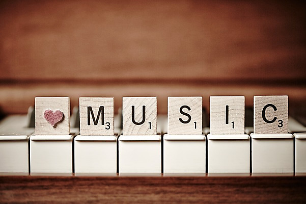 포토 JPG 스튜디오촬영 알파벳 영어 악기 음악 백그라운드 대문자 실내 근접촬영 사람없음 아웃포커스 단어 장난감 블록 건반 피아노 건반악기 오브젝트 국내포토 문자 뷰포인트 문화예술 촬영기법 내부 파일형식