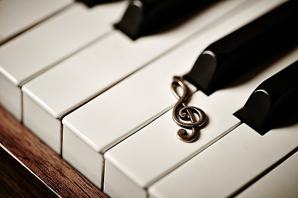 포토 JPG 스튜디오촬영 기호 악기 음악 백그라운드 음표 실내 근접촬영 사람없음 아웃포커스 건반 피아노 건반악기 높은음자리표 오브젝트 국내포토 문자 뷰포인트 문화예술 촬영기법 내부 파일형식