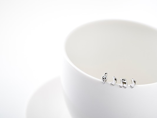 포토 JPG 스튜디오촬영 기호 음악 백그라운드 음표 잔 실내 근접촬영 사람없음 아웃포커스 컵 높은음자리표 커피잔 찻잔 오브젝트 8분음표 16분음표 국내포토 문자 식기 커피 뷰포인트 문화예술 촬영기법 내부 파일형식