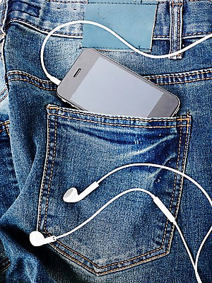 포토 JPG 스튜디오촬영 옷 음악 이어폰 음향기기 백그라운드 바지 실내 근접촬영 사람없음 스마트폰 핸드폰 음악감상 청바지 주머니 전화기 오브젝트 뒷주머니 국내포토 뷰포인트 하의 문화예술 내부 전자제품 스마트기기 감상 파일형식