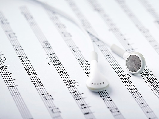 포토 JPG 스튜디오촬영 기호 종이 음악 이어폰 음향기기 백그라운드 음표 실내 근접촬영 사람없음 아웃포커스 음악감상 오브젝트 오선지 국내포토 문자 뷰포인트 문화예술 촬영기법 내부 전자제품 감상 악보 오선 파일형식