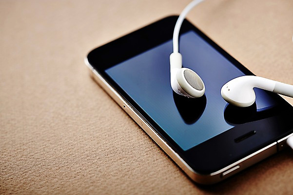 포토 JPG 스튜디오촬영 기호 음악 이어폰 음향기기 백그라운드 음표 실내 근접촬영 사람없음 아웃포커스 스마트폰 핸드폰 음악감상 전화기 오브젝트 국내포토 문자 뷰포인트 문화예술 촬영기법 내부 전자제품 스마트기기 감상 파일형식