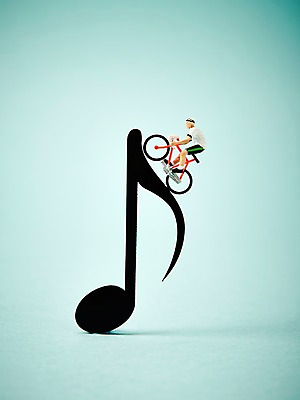 포토 JPG 스튜디오촬영 기호 음악 인형 백그라운드 음표 실내 근접촬영 사람없음 장난감 모형 자전거 미니어처 피규어 오브젝트 8분음표 국내포토 문자 뷰포인트 문화예술 내부 바이크 파일형식