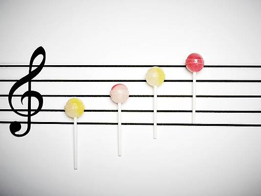 포토 JPG 스튜디오촬영 기호 음악 백그라운드 음표 실내 막대사탕 사탕 근접촬영 사람없음 높은음자리표 오브젝트 오선지 국내포토 문자 뷰포인트 문화예술 디저트 내부 악보 오선 파일형식