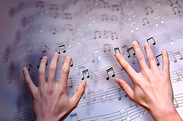 포토 JPG 스튜디오촬영 손 기호 종이 음악 배경화면 백그라운드 음표 실내 한명 근접촬영 신체부위 양손 오브젝트 오선지 국내포토 문자 1 뷰포인트 문화예술 사람 내부 악보 오선 파일형식