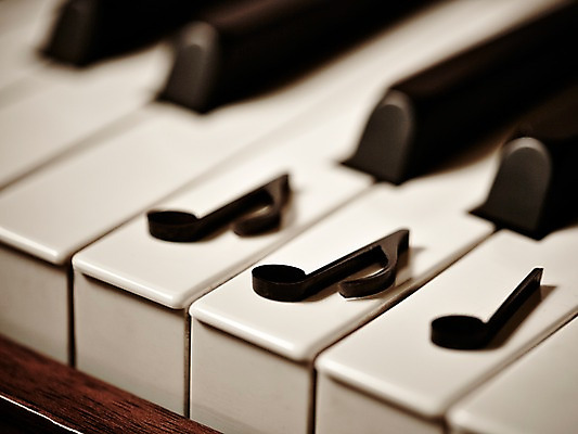 포토 JPG 스튜디오촬영 기호 악기 음악 백그라운드 음표 실내 근접촬영 사람없음 아웃포커스 건반 피아노 건반악기 오브젝트 8분음표 4분음표 국내포토 문자 뷰포인트 문화예술 촬영기법 내부 파일형식