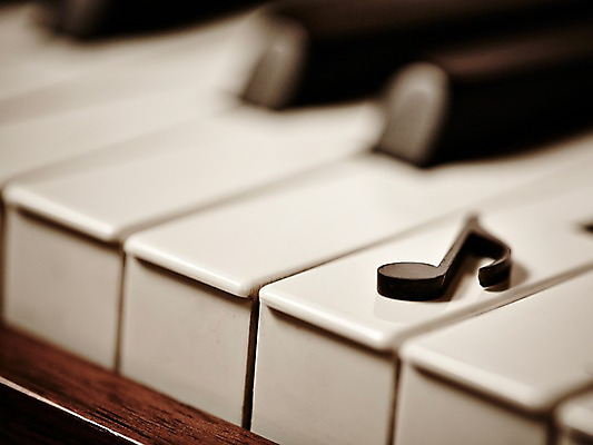 포토 JPG 스튜디오촬영 기호 악기 음악 백그라운드 음표 실내 근접촬영 사람없음 아웃포커스 건반 피아노 건반악기 오브젝트 8분음표 국내포토 문자 뷰포인트 문화예술 촬영기법 내부 파일형식