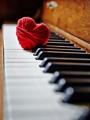 포토 JPG 스튜디오촬영 기호 악기 음악 백그라운드 음표 실내 근접촬영 사람없음 아웃포커스 하트 건반 피아노 건반악기 털실 실 오브젝트 실뭉치 국내포토 모양 문자 뷰포인트 문화예술 촬영기법 내부 파일형식